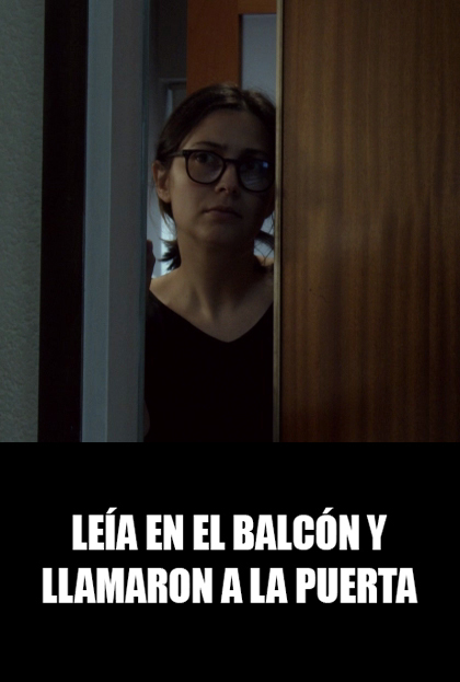 Póster del corto Leía en el balcón y llamaron a la puerta