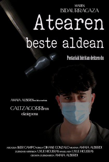 Póster del corto Atearen beste aldean (Al otro lado de la puerta)