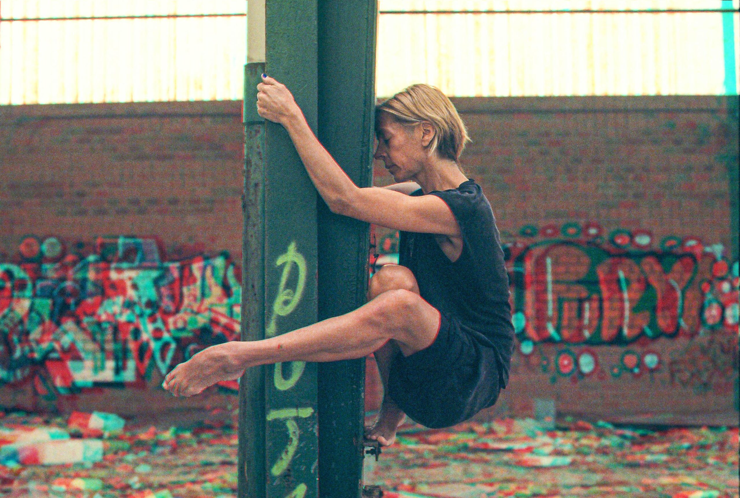 Póster del corto Through The Cracks